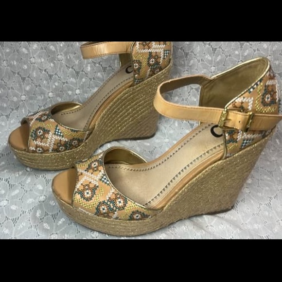 👡 Circus by Sam Edelman Geometric Embroidered Gold Wedge Sandals sz 7.5 - Picture 3 of 7